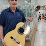 Ciência e sensibilidade: professor da UNESP transforma garagem em ateliê de violões clássicos de alto padrão.