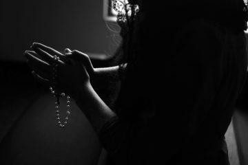 Religião não é desculpa: como a fé ainda é usada para manter mulheres em relações abusivas