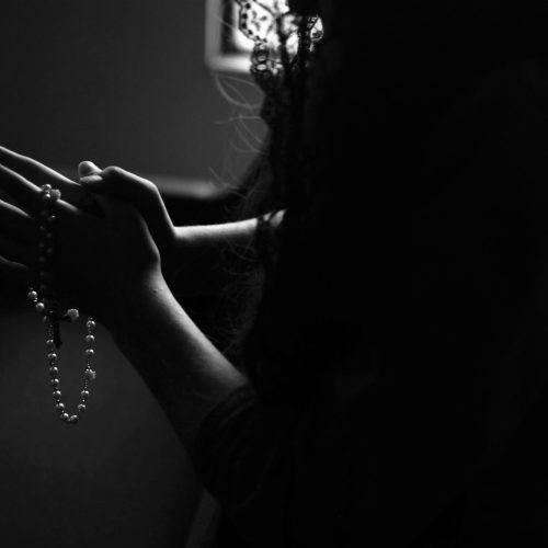 Religião não é desculpa: como a fé ainda é usada para manter mulheres em relações abusivas