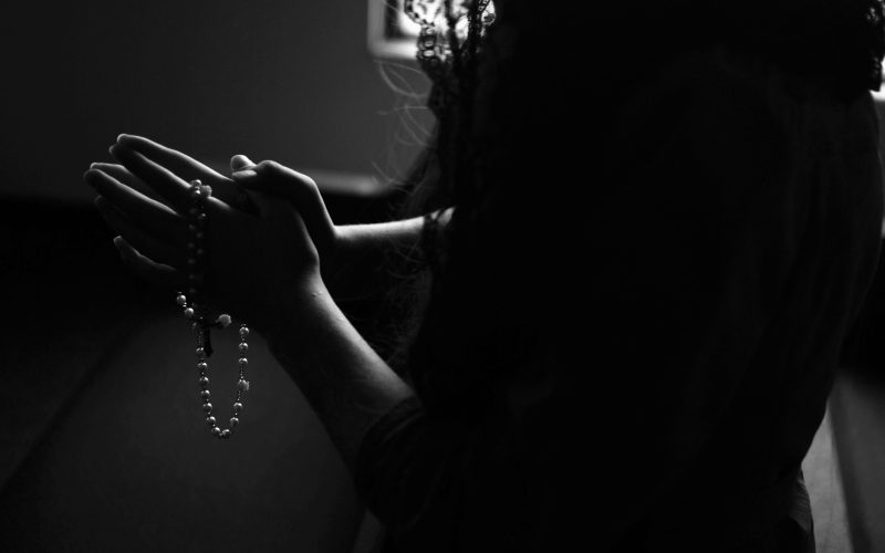 Religião não é desculpa: como a fé ainda é usada para manter mulheres em relações abusivas