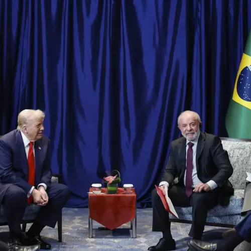 Ex-presidente Lula propõe ser mediador em diálogo entre EUA e Venezuela, revela chanceler do Brasil.