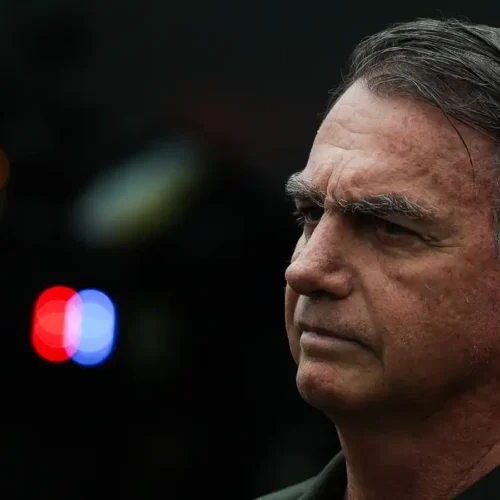 Bolsonaro enfrenta audiência de custódia no domingo após prisão preventiva.