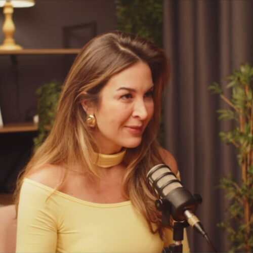 Por que é tão difícil sair de uma relação abusiva? Psicóloga Pamela Magalhães fala sobre o assunto no podcast A Infância Explica