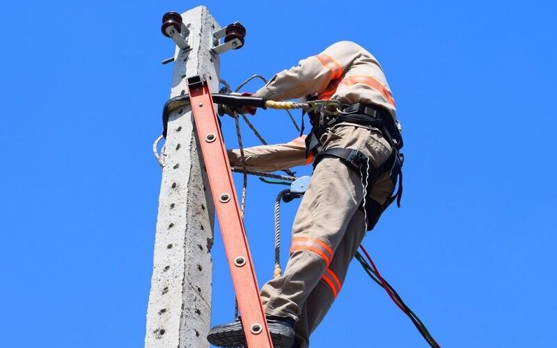 Manutenção elétrica em 9 municípios pode causar falta de luz nesta semana