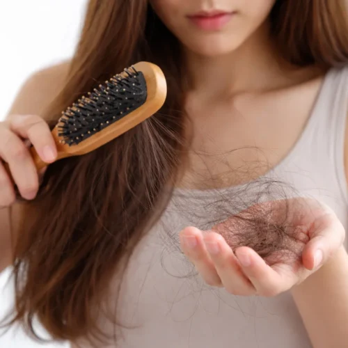 Será que a sua alimentação influencia na queda de cabelo? Descubra quais nutrientes são essenciais para manter os fios saudáveis.