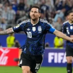 Messi brilha com gol de falta e quebra recordes na vitória da Argentina já garantida na próxima fase