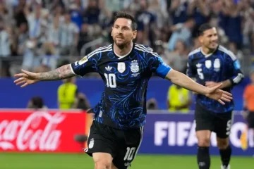 Messi brilha com gol de falta e quebra recordes na vitória da Argentina já garantida na próxima fase