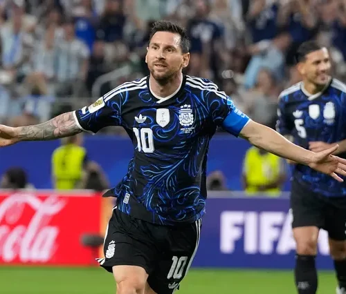 Messi brilha com gol de falta e quebra recordes na vitória da Argentina já garantida na próxima fase