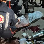 Adolescente perde a vida ao ser projetada de moto em colisão; motorista escapa sem ajudar
