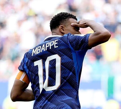 Mbappé ultrapassa Messi e se consagra como o maior goleador da história das Copas; argentino tem chance de recuperar o título na final