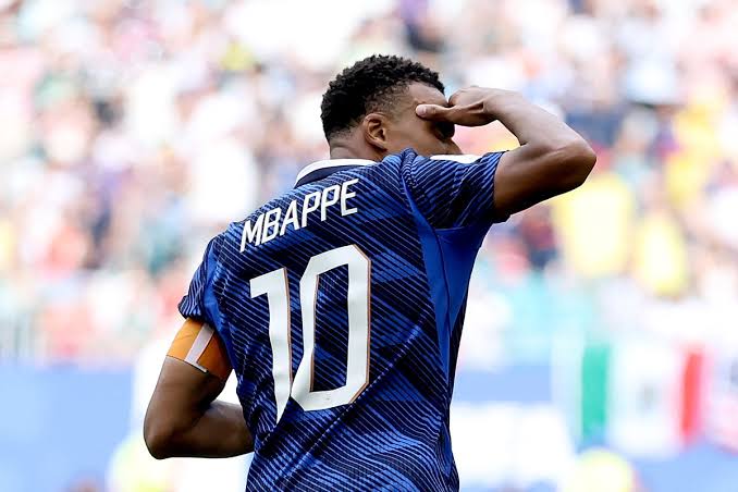 Mbappé ultrapassa Messi e se consagra como o maior goleador da história das Copas; argentino tem chance de recuperar o título na final