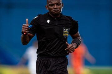 Daniel Alejandro Hidalgo Blanco, árbitro da FRF, comanda partida entre Guarani e Botafogo-PB