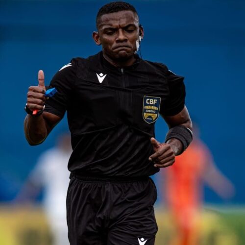 Daniel Alejandro Hidalgo Blanco, árbitro da FRF, comanda partida entre Guarani e Botafogo-PB