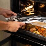 Papel-alumínio no forno: utilidades, momentos ideais e a importância da disposição dos alimentos