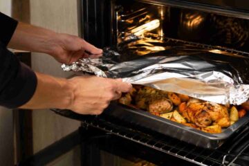 Papel-alumínio no forno: utilidades, momentos ideais e a importância da disposição dos alimentos