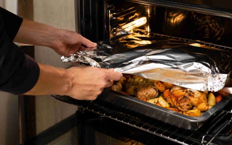 Papel-alumínio no forno: utilidades, momentos ideais e a importância da disposição dos alimentos