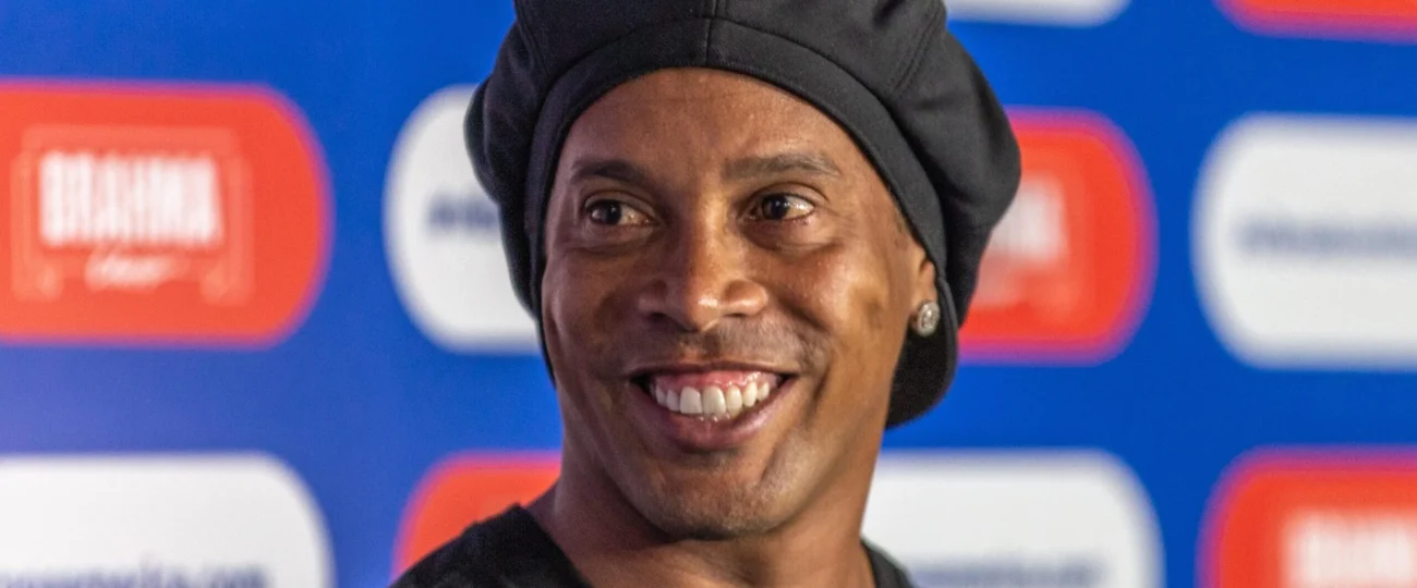 Ronaldinho Gaúcho volta aos campos em partida na Itália