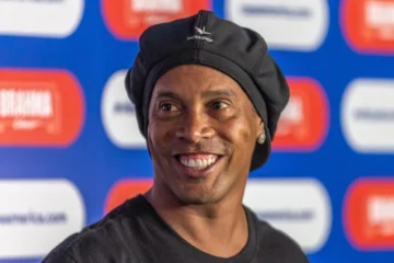 Ronaldinho Gaúcho volta aos campos em partida na Itália